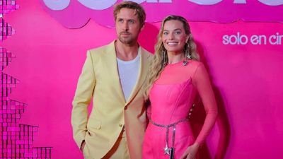 Margot Robbie y Ryan Gosling cantan con un mariachi durante un evento de 'Barbie' en México