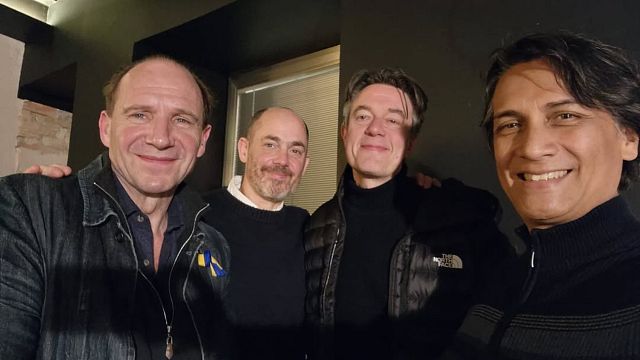 Actor latino de ‘Cónclave’ tuvo un momento fan con Ralph Fiennes y sorprendió al revelar cómo fue grabar sus escenas noticias imagen