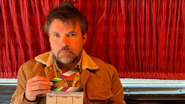 Preguntas rápidas y cinéfilas con Ramiro Meneses, actor de 'Rodrigo D' y director de 'Sexo, mentiras y muertos' noticias imagen