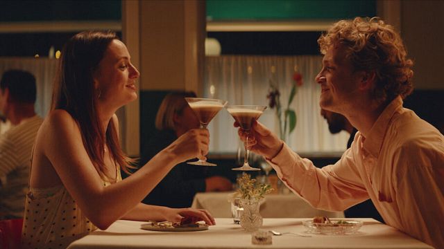 Un trío, una pareja en crisis y un deseo insatisfecho: la atrevida película de Netflix que explora el placer femenino noticias imagen