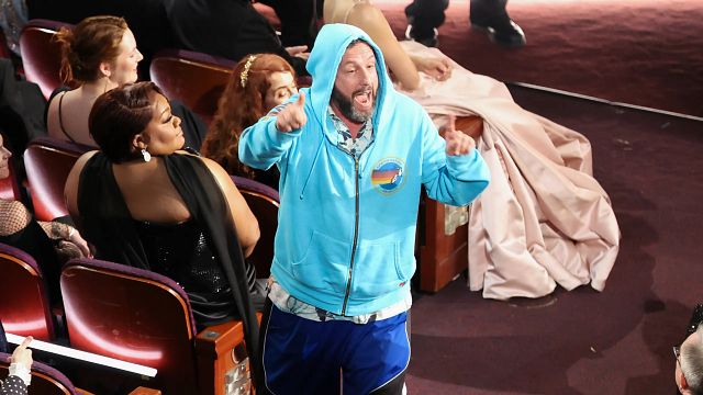 Oscar 2025: Adam Sandler se burló de un nominado, salió corriendo del teatro y fue en bermudas noticias imagen