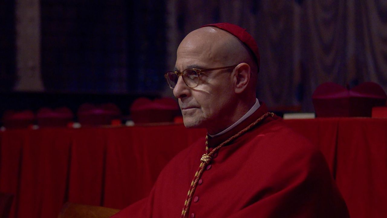 Stanley Tucci es el cardenal Bellini en 'Cónclave'
