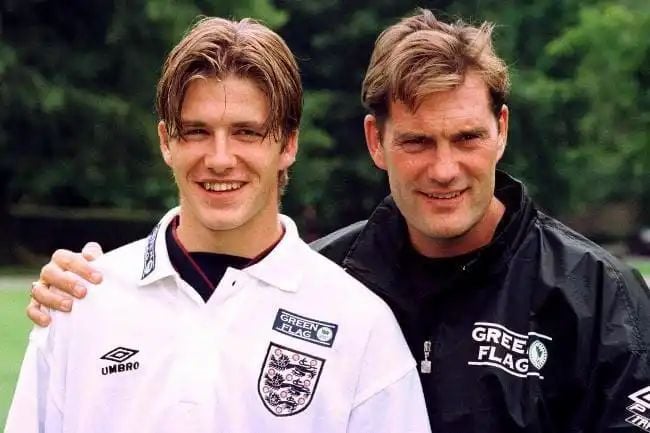 El joven David Beckham y Glen Hoddle cuando era el entrenador de la selección de Inglaterra