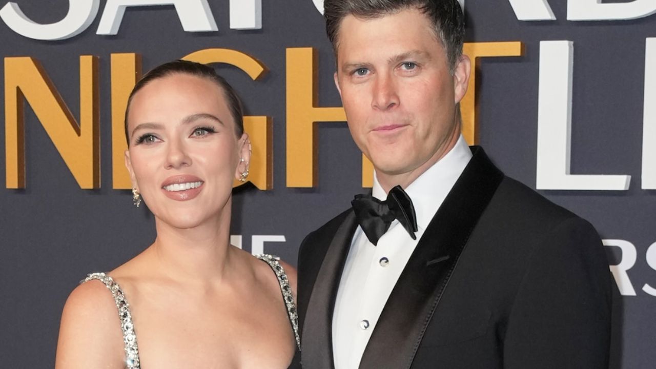 Scarlett Johansson y su esposo Colin Jost en la alfombra roja de 'Saturday Night Live'
